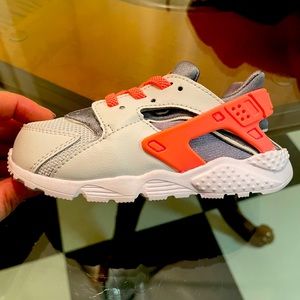Nike huaraches kids size 8c - gray and coral/orange